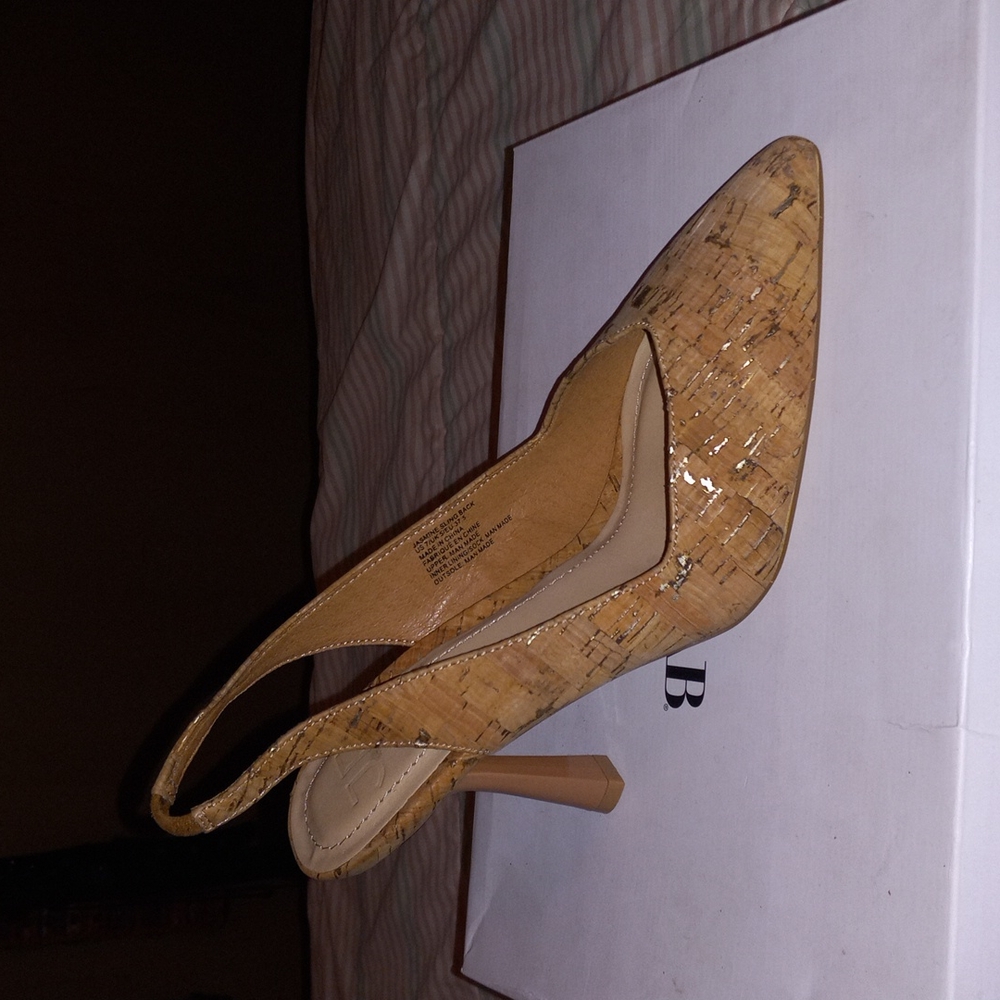 Neutral slingback high heels. Size 7